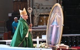 Biskup w czasie procesji wejścia w pierwszym dniu peregrynacji.