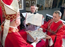 Jednym z obrzędów objaśniających jest symboliczne przekazanie Ewangeliarza.