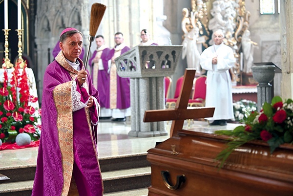 Ceremonii pogrzebowej przewodniczył bp Adam Bałabuch.