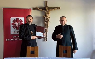 ▲	Duszpasterze podczas spotkania dyrektorów bratnich organizacji dobroczynnych w Janowicach.