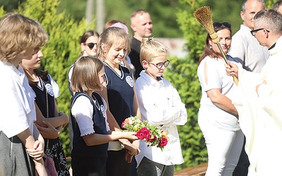 ▲	Ksiądz Andrzej Bojda pobłogosławił uczniów i poświęcił wianki z kwiatów.