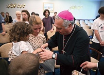 	Na zakończenie spotkania abp Salvatore Pennacchio udzielił zebranym błogosławieństwa, a dzieciom wręczył drobne upominki.
