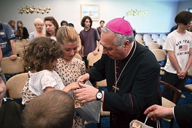 	Na zakończenie spotkania abp Salvatore Pennacchio udzielił zebranym błogosławieństwa, a dzieciom wręczył drobne upominki.