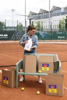 Tenisistki Agnieszka i Urszula Radwańskie przygotowały dary dla rodziny pani Anastasii z Mariupola.