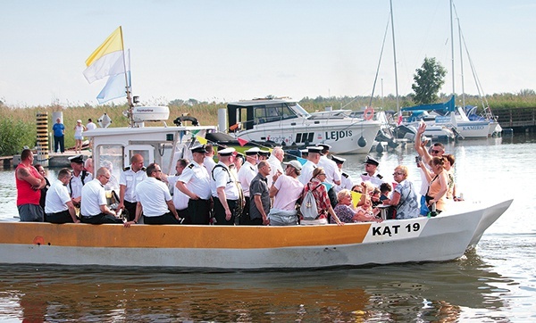 ▲	Po uroczystości poświęcenia łodzi uczestnicy wyruszyli w krótki rejs po Zalewie Wiślanym.