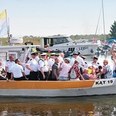 ▲	Po uroczystości poświęcenia łodzi uczestnicy wyruszyli w krótki rejs po Zalewie Wiślanym.