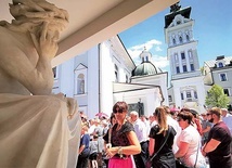 Figura Chrystusa Frasobliwego stanęła na sanktuaryjnym dziedzińcu.