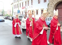 	Modlitwę poprzedziła uroczysta procesja z plebanii katedralnej.