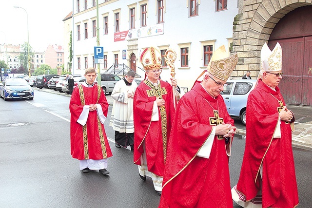 	Modlitwę poprzedziła uroczysta procesja z plebanii katedralnej.