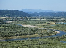 Meandrująca rzeka. Widok z baszty w Melsztynie.