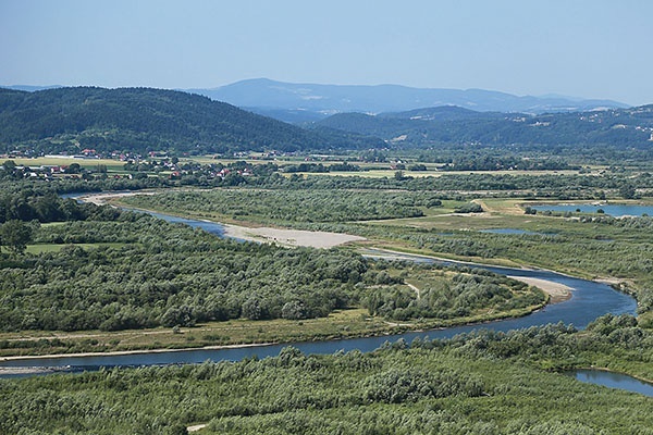 Meandrująca rzeka. Widok z baszty w Melsztynie.