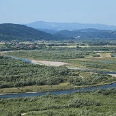 Meandrująca rzeka. Widok z baszty w Melsztynie.