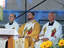 	Mszy św. przewodniczył pochodzący z parafii ks. Marek Chruścik. Wraz z nim przy ołtarzu stanęli proboszcz ks. Wiesław Frelek i wikariusz ks. Jakub Zakrzewski.