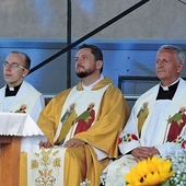 	Mszy św. przewodniczył pochodzący z parafii ks. Marek Chruścik. Wraz z nim przy ołtarzu stanęli proboszcz ks. Wiesław Frelek i wikariusz ks. Jakub Zakrzewski.
