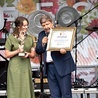	Marszałek Grzegorz Schreiber, wręczając pierwszy certyfikat projektu Monice Antczak, kurator Muzeum w Nieborowie i Arkadii, zaznaczył, że jest to widoczny symbol rozpoczynającej się współpracy.