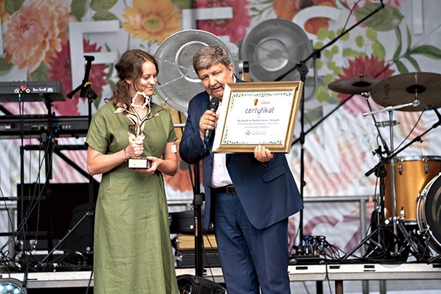 	Marszałek Grzegorz Schreiber, wręczając pierwszy certyfikat projektu Monice Antczak, kurator Muzeum w Nieborowie i Arkadii, zaznaczył, że jest to widoczny symbol rozpoczynającej się współpracy.