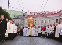 Podczas procesji różańcowej ulicami miasta.