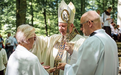 ▲	Podczas Eucharystii kilkaset osób przyjęło sakrament namaszczenia.