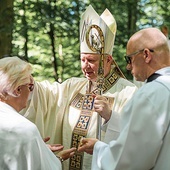 ▲	Podczas Eucharystii kilkaset osób przyjęło sakrament namaszczenia.