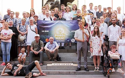 Przed wyruszeniem pątnicy modlili się przy grobie bł. Stefana Wyszyńskiego.