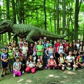 ▲	Wspólne zdjęcie grupy na wycieczce do Leśnego Parku Niespodzianek w Ustroniu.