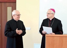 Biskup podziękował odchodzącemu na emeryturę ks. Stanisławowi Kucharskiemu z parafii Wniebowstąpienia Pańskiego w Jaźwinie.