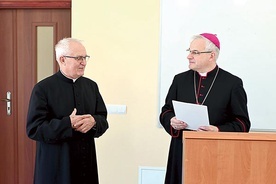 Biskup podziękował odchodzącemu na emeryturę ks. Stanisławowi Kucharskiemu z parafii Wniebowstąpienia Pańskiego w Jaźwinie.