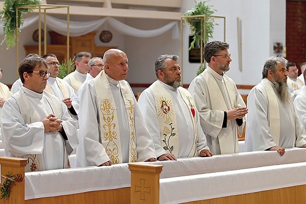 Prezbiterzy zgromadzeni w kościele NMP Królowej Polski na wspólnej modlitwie.