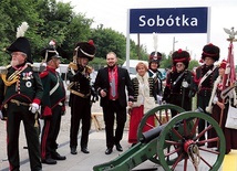 Najbardziej cieszą się Sobótczanie, których miasto przez 22 lata było wykluczone z kolejowego ruchu pasażerskiego.