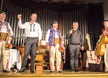 Na scenie sali kameralnej TDK wystąpili Piotr Cyrwus, Marek Stefański  oraz Kapela Góralska Jaśka Kubika z Krościenka nad Dunajcem.