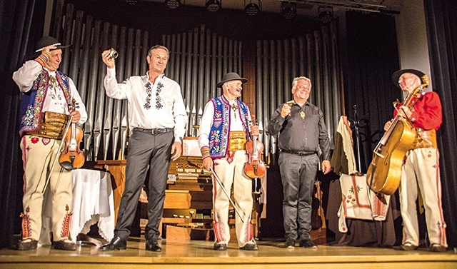 Na scenie sali kameralnej TDK wystąpili Piotr Cyrwus, Marek Stefański  oraz Kapela Góralska Jaśka Kubika z Krościenka nad Dunajcem.