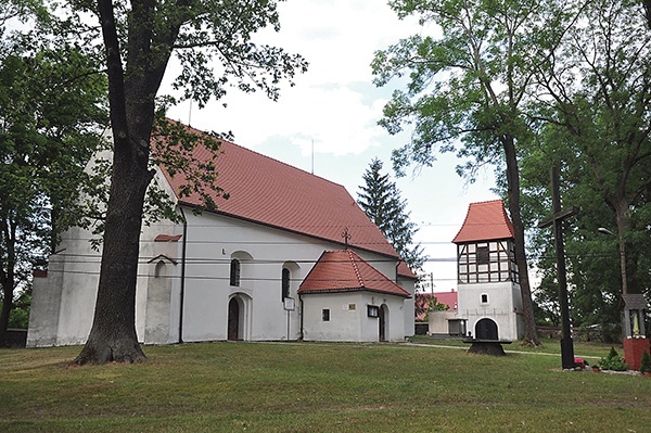 Późnoromański kościół pw. św. Andrzeja Apostoła z I połowy XIII wieku w szprotawskiej Iławie.