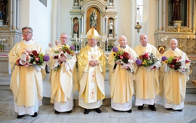 Księża jubilaci wraz z opolskim biskupem pomocniczym.