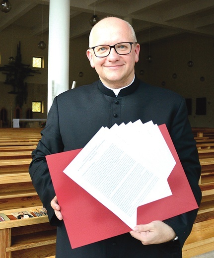 Ksiądz Waldemar Musioł zaprezentował diecezjalną syntezę synodalną.