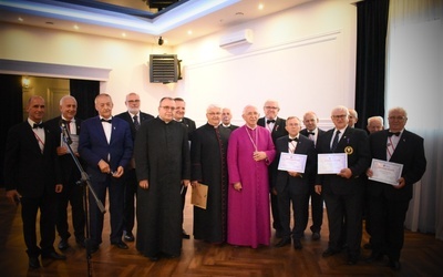 W uroczystościach uczestniczył abp Wacław Depo. Siódmy od lewej ks. inf. Stanisław Pindera, organizator i budowniczy starachowickiej parafii.
