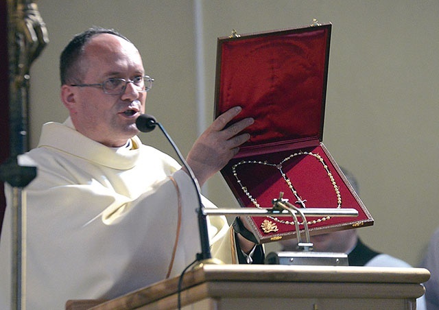 Perłowy różaniec,  dar dla parafii  od Ojca Świętego.