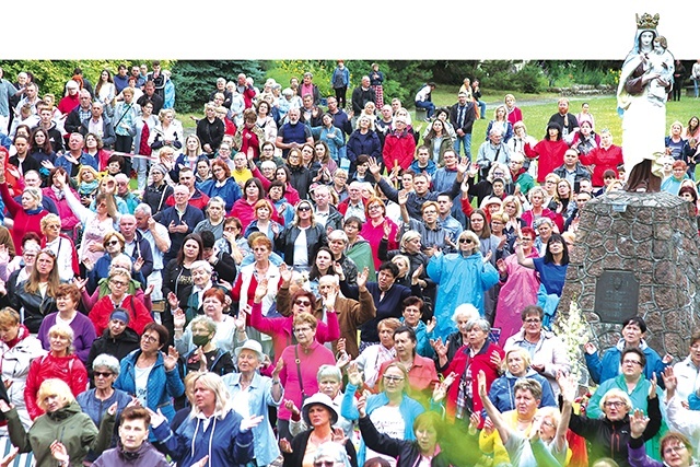 Co roku w połowie lipca rzesza wiernych wypełnia plac przed kościołem ojców karmelitów w Oborach podczas ogólnopolskiego spotkania rodziny karmelitańskiej.