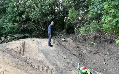 Polski cmentarz na Białorusi zrównany z ziemią. Polski dyplomata złożył tam kwiaty