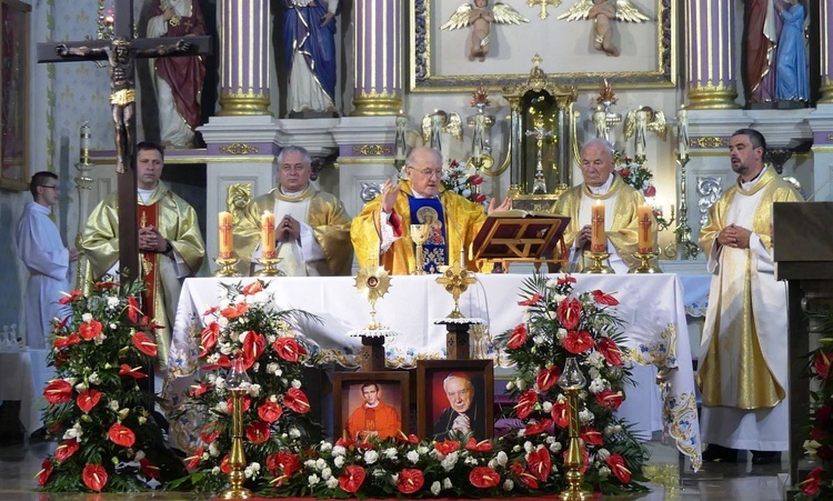 Rajcza przyjęła relikwie Prymasa Tysiąclecia oraz kapelana Solidarności