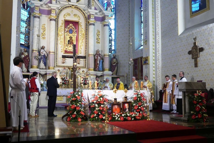 Rajcza przyjęła relikwie Prymasa Tysiąclecia oraz kapelana Solidarności