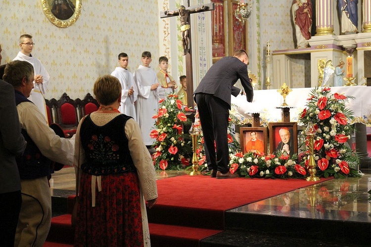 Rajcza przyjęła relikwie Prymasa Tysiąclecia oraz kapelana Solidarności