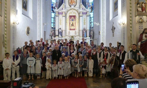 Kardynał Kazimierz Nycz z rajczanami w swoich strojach regionalnych.