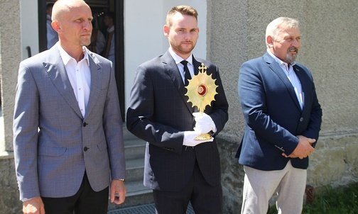 Podczas wprowadzenia relikwii bł. kard. Stefana Wyszyńskiego i bł. ks. Jerzego Popiełuszki do kościoła w Rajczy.