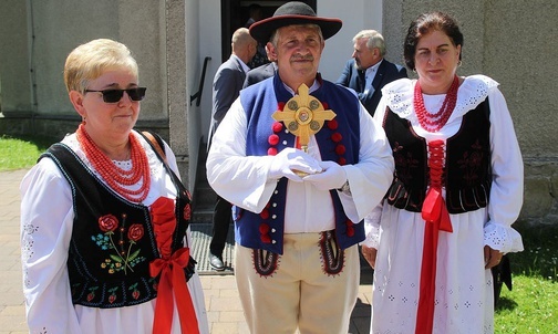 Podczas wprowadzenia relikwii bł. kard. Stefana Wyszyńskiego i bł. ks. Jerzego Popiełuszki do kościoła w Rajczy.