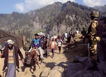 Hindus z paramilitarnej jednostki strzeże pielgrzymów ruszających na stukilometrową wyprawę.
30.06.2022 
Chandanwari w Pahalgam, Indie