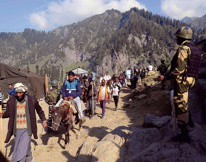 Hindus z paramilitarnej jednostki strzeże pielgrzymów ruszających na stukilometrową wyprawę.
30.06.2022 
Chandanwari w Pahalgam, Indie