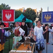 Na zaproszenie senator Ewy Gawędy do Wodzisławia Śląskiego przyjechał nauczyciel historii Grzegorz Kamiński ze swoją wystawą miniaturowych żołnierzyków i uczniami ze Szkoły Podstawowej  nr 39 w Gliwicach.