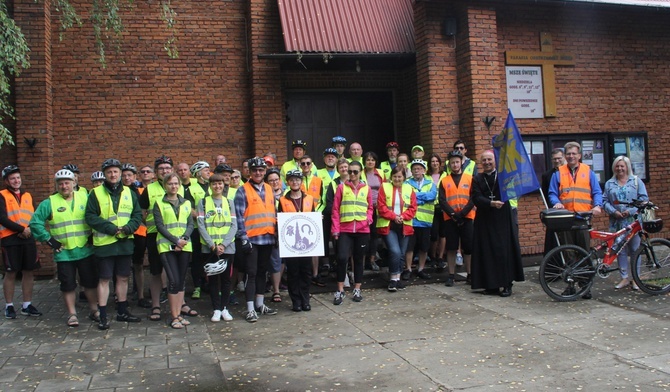 Pielgrzymi z bp. Markiem Solarczykiem chwilę przed wyruszeniem na trasę.