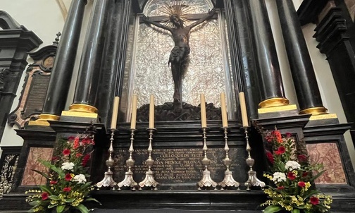 Krucyfiks Królowej Jadwigi na Wawelu i relikwiarz z szczątkami Świętej