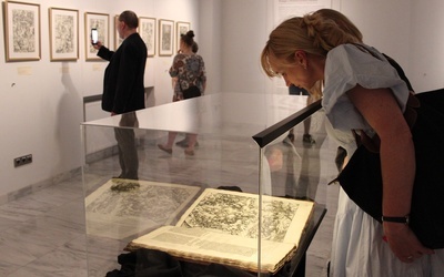 Wystawę w Muzeum Archidiecezji Warszawskiej przy ul. Dziekania 1 można oglądać do 4 września.